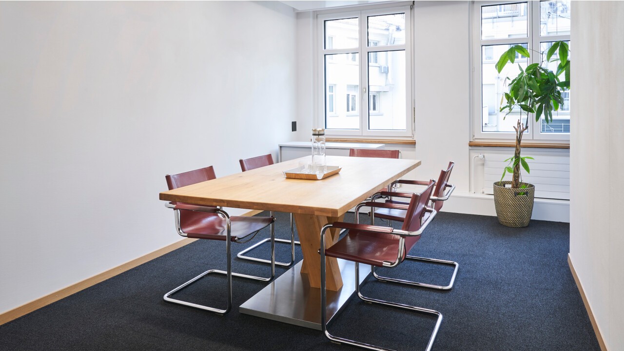 Elegant und dezent – das Sitzungszimmer ist auch für externe Meetings beliebt und lässt sich auf Stundenbasis mieten.