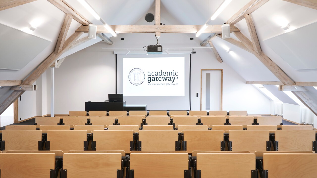 Erstklassig ausgestatteter Vorlesungssaal mit einer Kapazität von über über 70 Sitzplätzen – mitunter schalloptimiert und mit Induktionsschlaufe zur automatischen Verbindung von Hörgeräten.