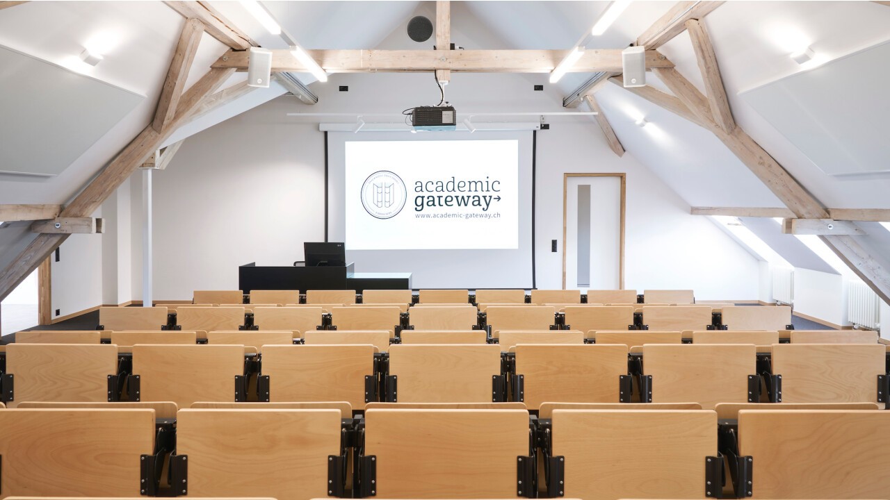 rstklassig ausgestatteter Vorlesungssaal mit einer Kapazität von über über 70 Sitzplätzen – mitunter schalloptimiert und mit Induktionsschlaufe zur automatischen Verbindung von Hörgeräten.