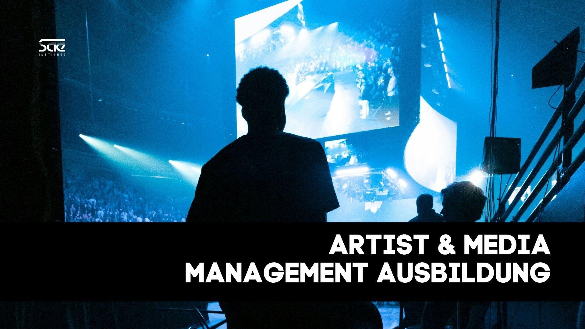 Silhouette einer Person hinter der Bühne eines Konzerts oder einer Veranstaltung, die auf große blau beleuchtete Bildschirme auf der Bühne blickt. Der Text auf Deutsch lautet ARTIST & MEDIA MANAGEMENT AUSBILDUNG. Das Logo des SAE Institute erscheint in der oberen linken Ecke.