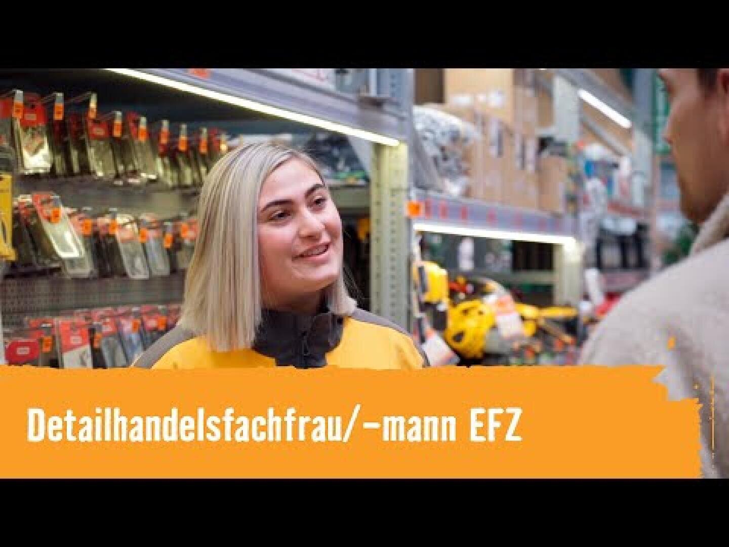 Eine lächelnde Frau in einer gelben Uniform spricht mit einem Kunden in einem Gang eines Baumarkts. Auf einem orangefarbenen Banner steht der Text „Detailhandelsfachfrau/-mann EFZ“.