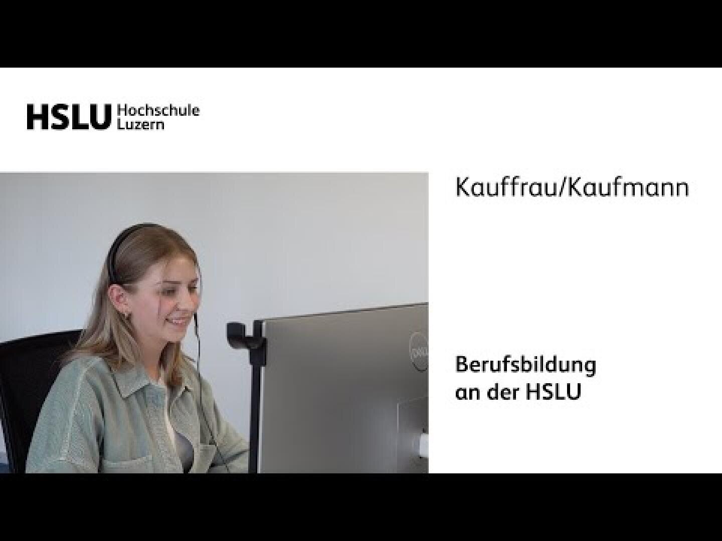 Eine junge Frau mit Kopfhörern sitzt an einem Computer. Der Text lautet: HSLU Hochschule Luzern. Kauffrau/Kaufmann. Berufsbildung an der HSLU.