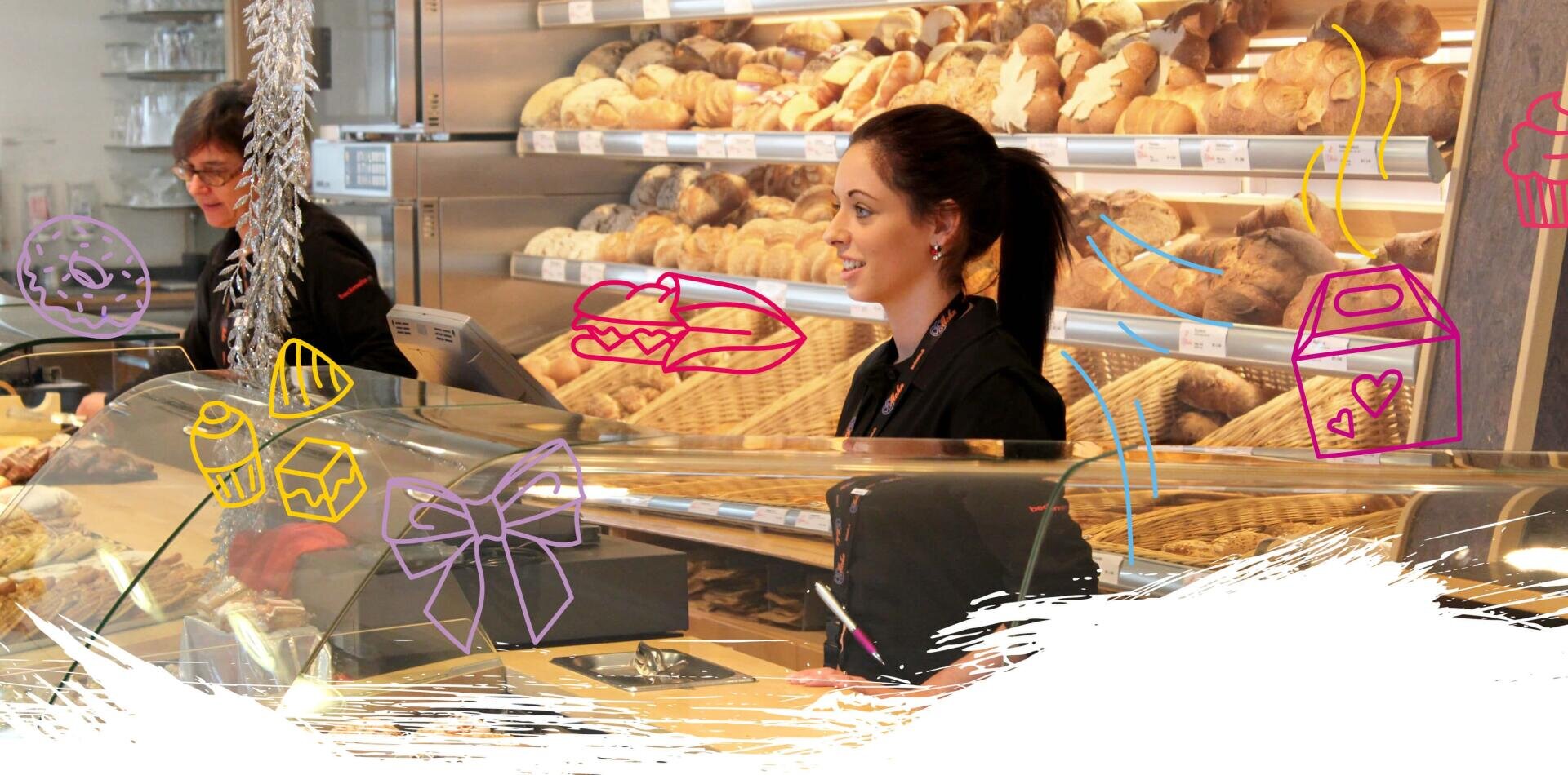 Zwei Bäckereiangestellte stehen hinter einer mit Backwaren gefüllten Glastheke. Regale mit Brot und Gebäck säumen den Hintergrund. Bunte Kritzeleien von Kuchen, einem Geschenk und einem Milchkarton sind über das Bild gezeichnet.