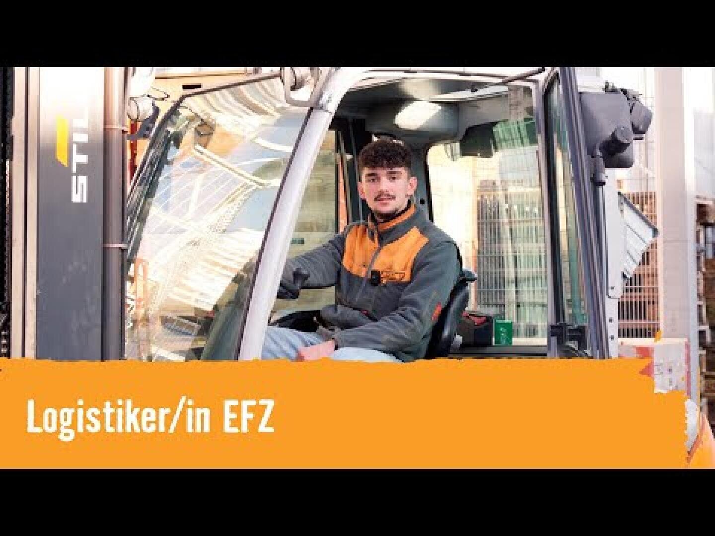 Ein junger Mann in Arbeitskleidung sitzt im Fahrerhaus eines Gabelstaplers. Auf einem orangefarbenen Banner steht: „Logistiker/in EFZ“. Im Hintergrund sind Industrieregale zu sehen.