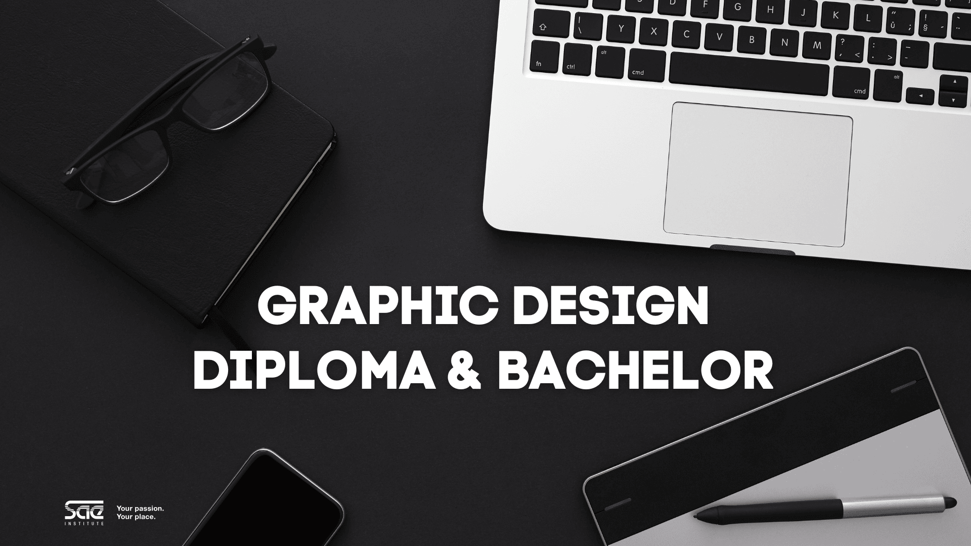 Flach liegen ein Laptop, eine Brille, ein Stift und ein Tablet auf einem schwarzen Schreibtisch mit dem Text „Diplom und Bachelor im Grafikdesign“ in fetten weißen Buchstaben in der Mitte.