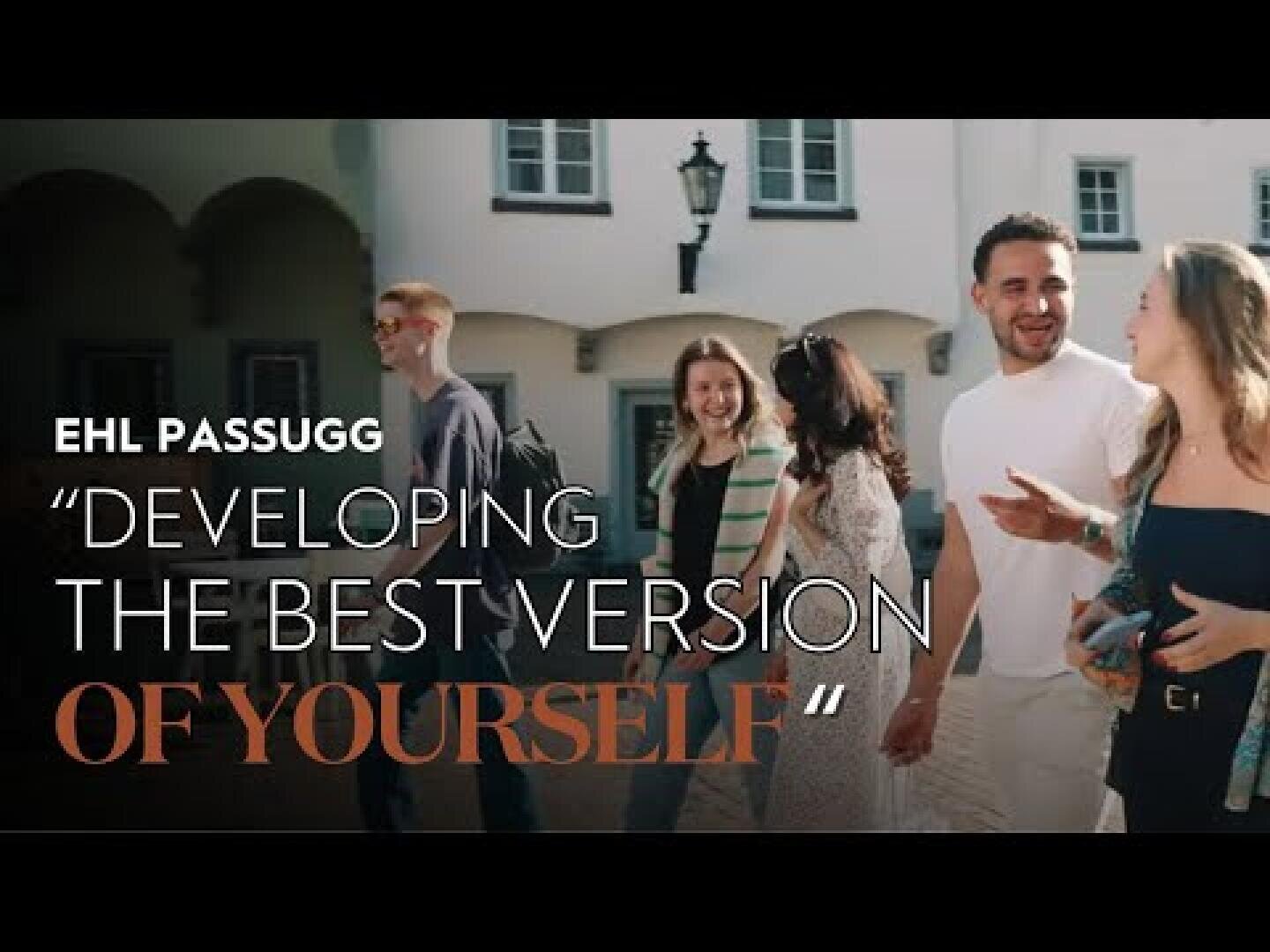 Eine Gruppe von fünf jungen Erwachsenen geht gemeinsam im Freien spazieren und lacht, dazu der Text: EHL Passugg – Entdecke das Beste in dir selbst.