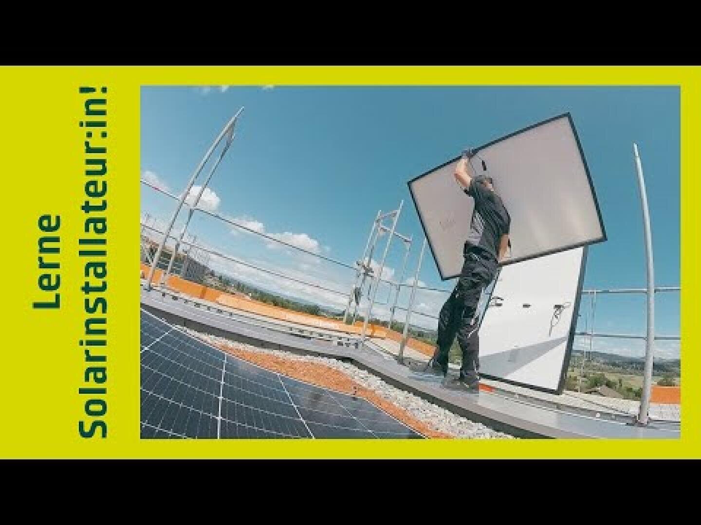Eine Person montiert unter strahlend blauem Himmel ein Solarmodul auf einem Dach. Gelber Rahmen mit deutschem Text: „Lerne Solaraninstallateur:in!“ auf der linken Seite.