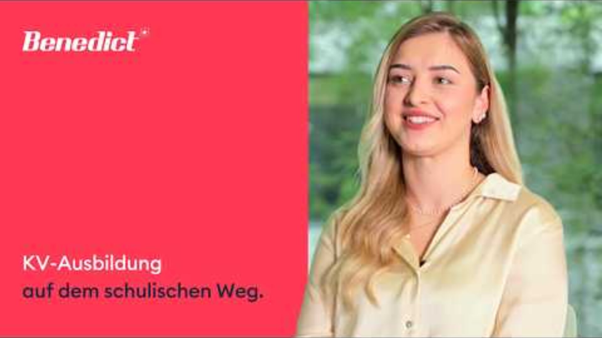 Eine lächelnde junge Frau mit langen blonden Haaren sitzt vor einem Fenster. Auf der linken Seite ist auf rotem Hintergrund das Benedikt-Logo zu sehen und zu lesen: KV-Ausbildung auf dem schulischen Weg.
