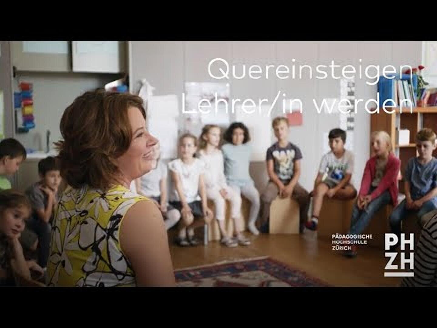 Eine Lehrerin sitzt in einem Klassenzimmer und lächelt eine Gruppe von Kindern an, die im Kreis sitzen. Der Text lautet: Quereinstieg – Lehrerin/Lehrer werden. PHZH – Pädagogische Hochschule Zürich.