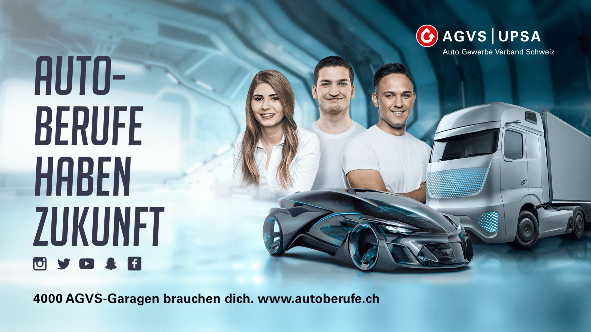 Drei junge Erwachsene stehen lächelnd neben einem futuristischen Auto und einem großen Lastwagen. Der Text auf Deutsch lautet: Autoberufe haben Zukunft. Am unteren Rand befinden sich Logos und ein Link zu einer Website, die für Karrieren in der Automobilindustrie wirbt.