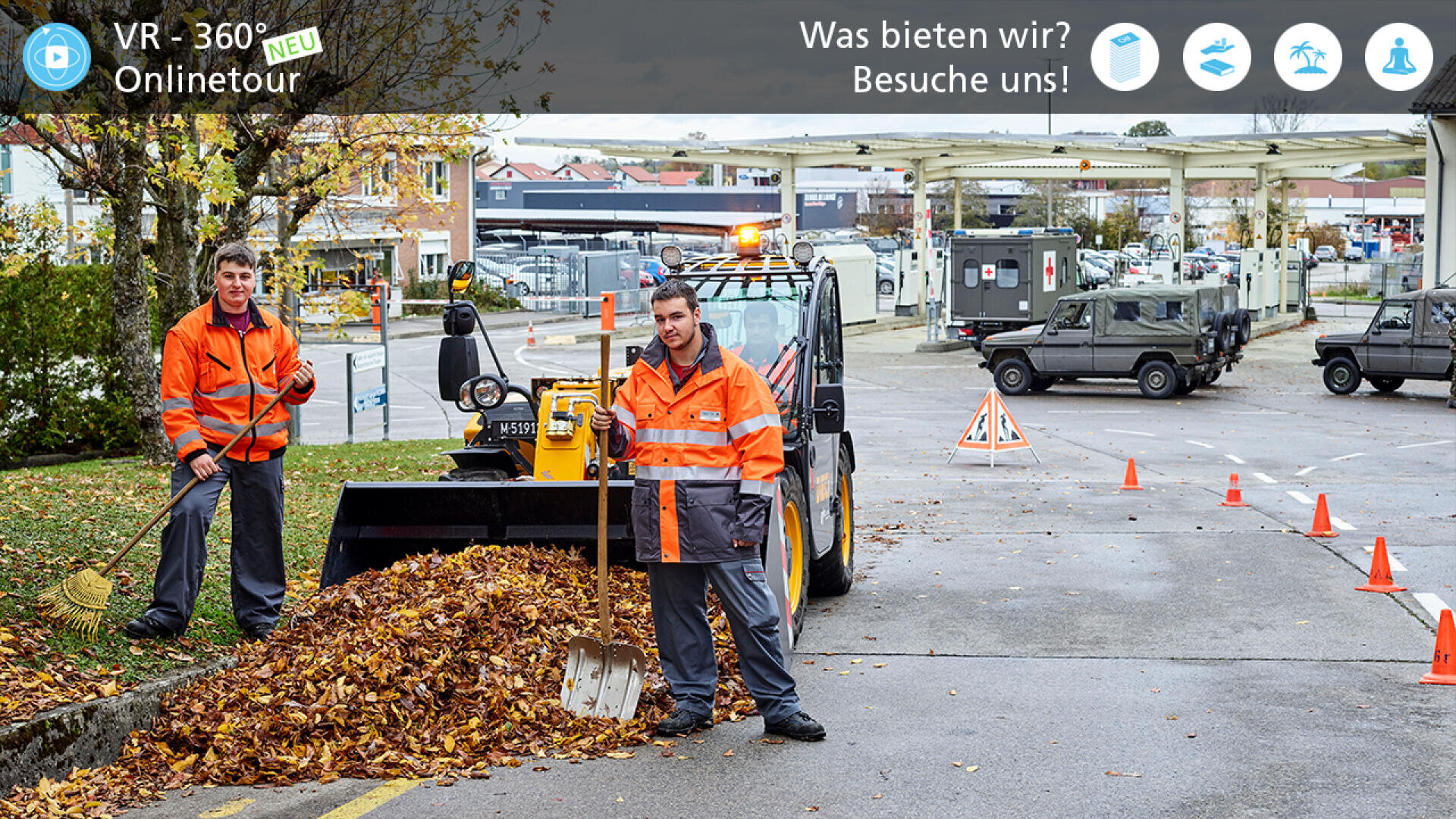 Zwei Arbeiter in orangefarbenen Sicherheitswesten räumen mit Schaufel und Besen Herbstlaub von einem Parkplatz. Ein kleiner Traktor und Kegel stehen in der Nähe; im Hintergrund sind Fahrzeuge und Gebäude zu sehen. Am oberen Rand erscheinen Text und Symbole.