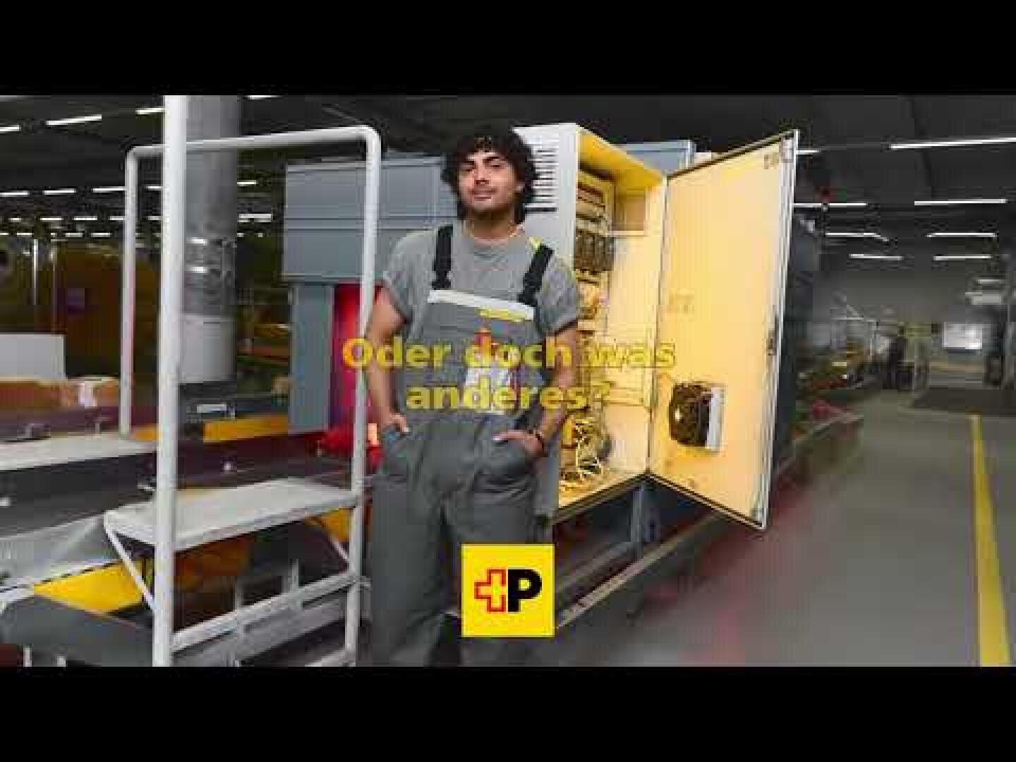 Ein Mann in einem grauen Overall steht in einer großen Industrieanlage neben einer offenen gelben Schalttafel. Der gelbe Text lautet: "Oder doch was anderes? Unten in der Mitte befindet sich ein gelber Kasten mit einem +P-Logo.
