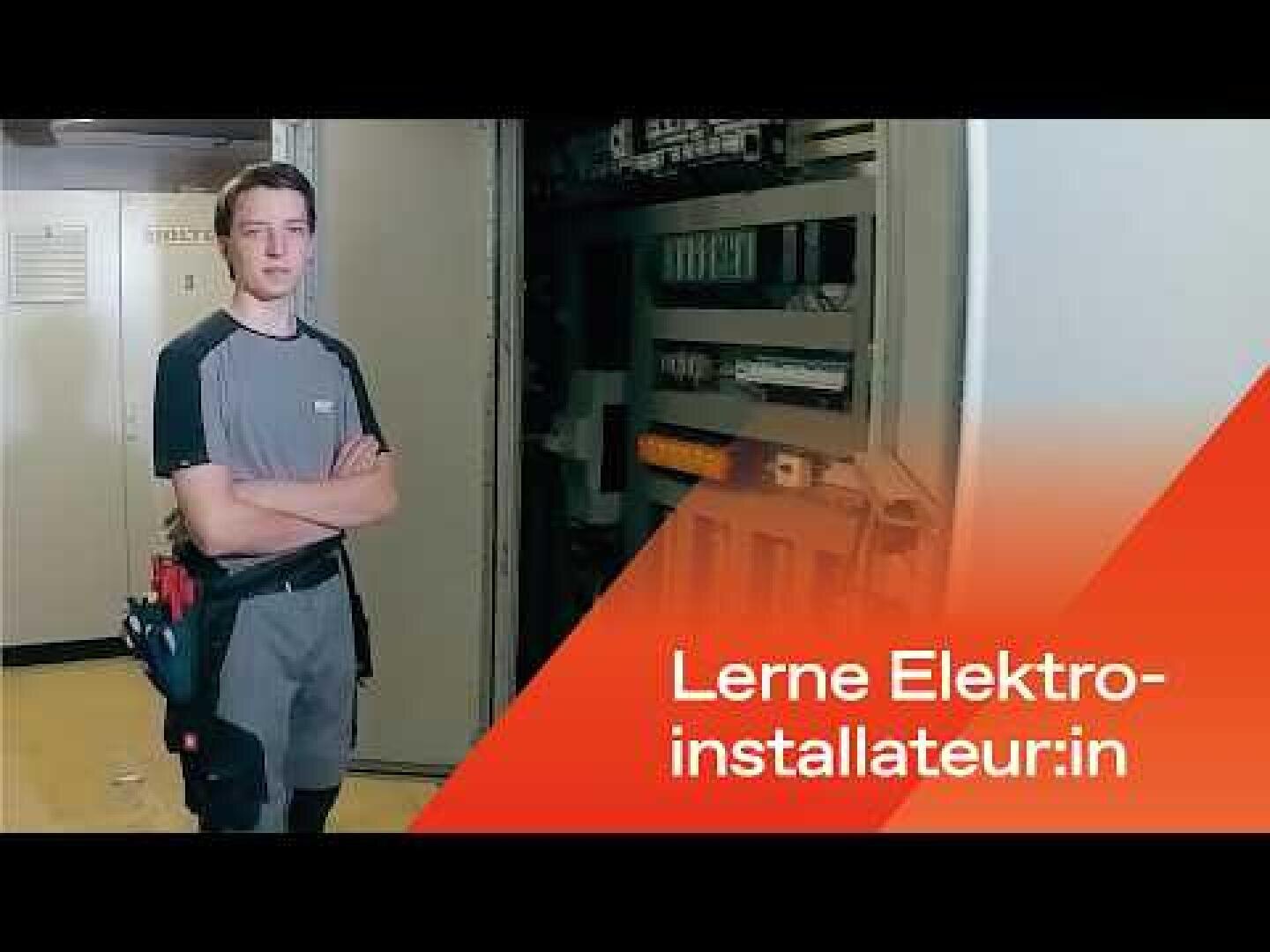Eine Person in Arbeitskleidung steht mit verschränkten Armen vor elektrischen Geräten. Der Bildtext lautet: Lerne Elektroinstallateur:in...