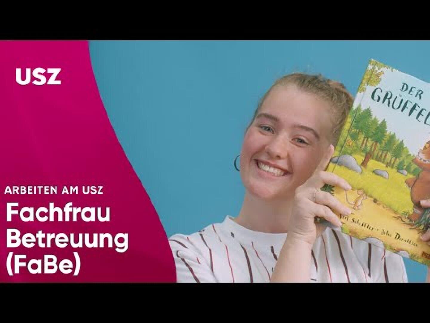 Eine lächelnde junge Frau hält ein deutsches Kinderbuch mit dem Titel Der Grüffelo hoch. Der Text auf der linken Seite lautet: USZ Arbeiten am USZ Fachfrau Betreuung (FaBe). Der Hintergrund ist blau mit einem magentafarbenen Akzent.