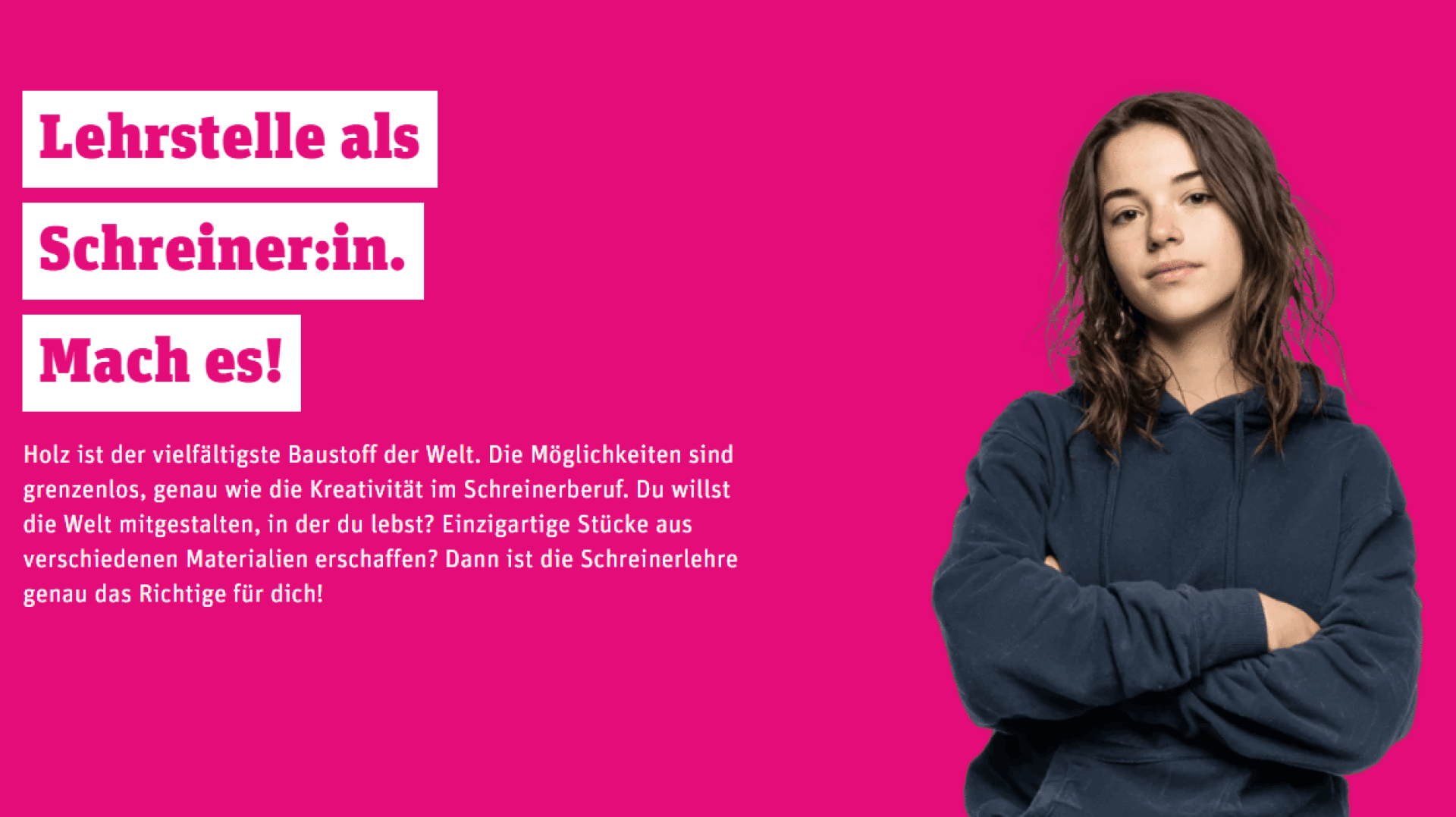 Ein selbstbewusster junger Mensch steht mit verschränkten Armen neben einer auffälligen Anzeige, die für eine Ausbildung zum Tischler wirbt. Der Hintergrund ist leuchtend pink, und ein deutscher Text ermutigt die Leser, eine Karriere als Tischler in Betracht zu ziehen.