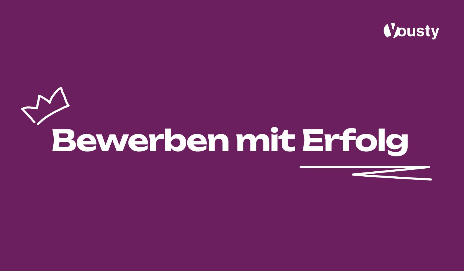 Weißer Text auf lilafarbenem Hintergrund: "Bewerben mit Erfolg", mit einer weißen Krone auf der linken Seite und dem Dusty-Logo in der oberen rechten Ecke. Ein weißer Unterstrich mit einer Schnörkel steht unter Erfolg.