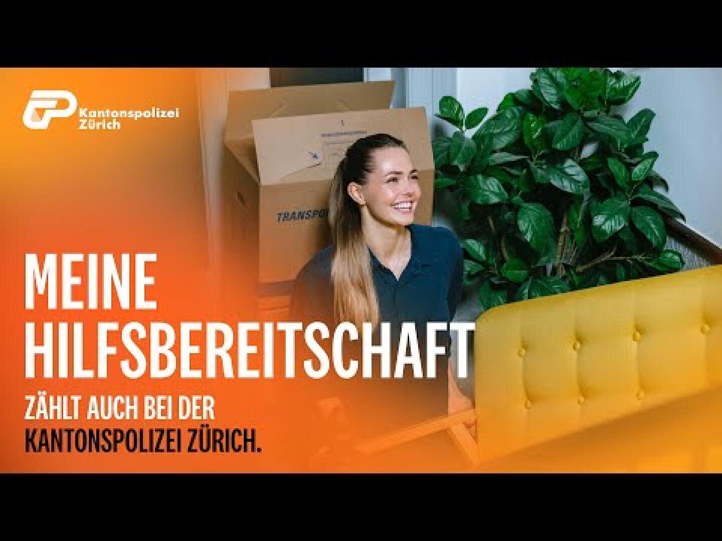 Eine lächelnde Frau sitzt inmitten von Umzugskartons und einem gelben Sofa, daneben ist ein Text auf Deutsch zu sehen, der für die Hilfsbereitschaft der Zürcher Kantonspolizei wirbt.