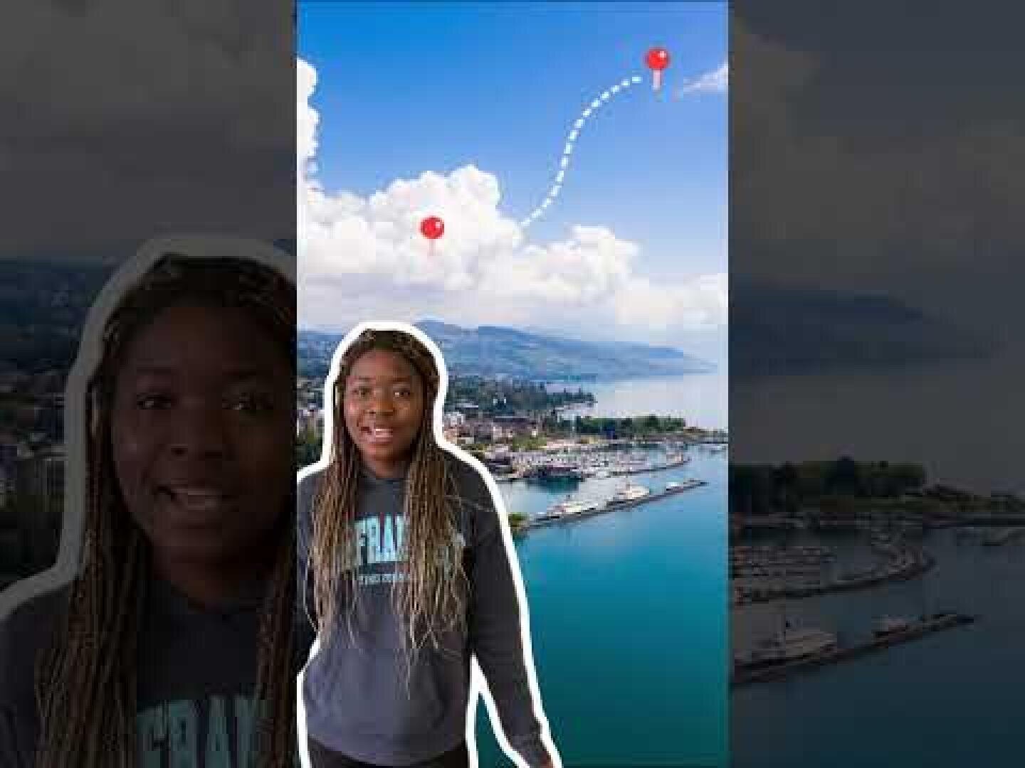 Eine Frau mit langen, geflochtenen Haaren steht vor einer illustrierten Küstenstadt mit Booten, Wasser und fernen Bergen. Eine gepunktete Linie führt zu zwei roten Stecknadeln am Himmel über der Szene.