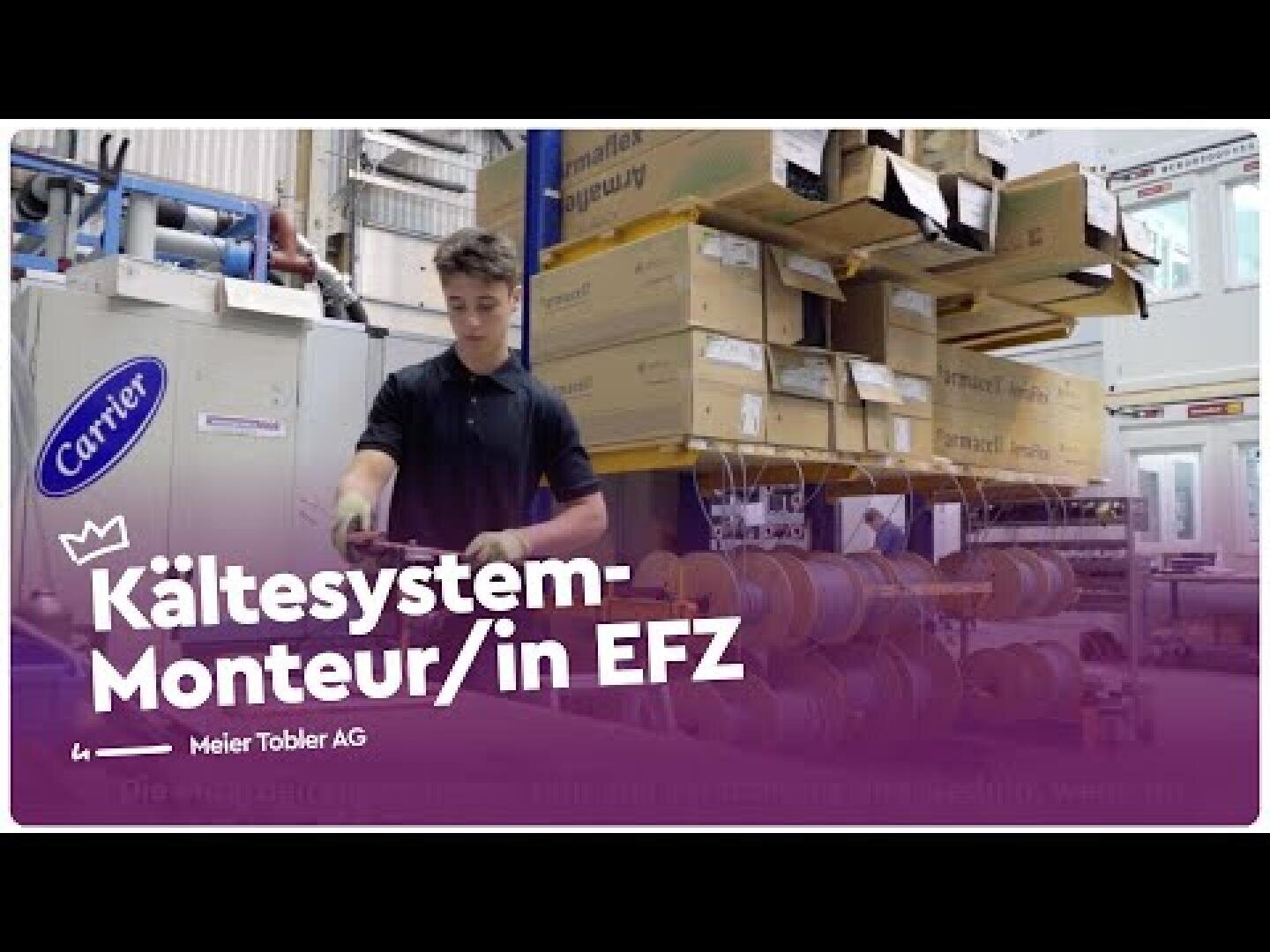 Ein junger Mann arbeitet in einer Industriehalle mit Kisten und Kabeln. Der Text auf dem Bild lautet "Kältesystem-Monteur/in EFZ" und "Meier Tobler AG". Die Werkstatt ist hell, Regale und Geräte sind sichtbar.