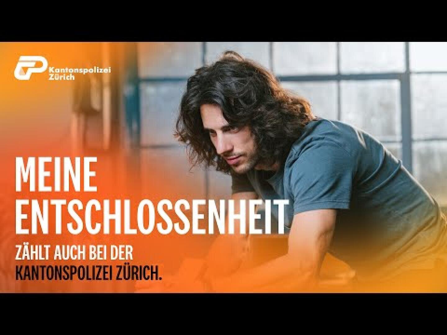 Ein junger Mann mit langen Haaren sitzt drinnen und wirkt nachdenklich. Der deutsche Text lautet: „Meine Entschlossenheit zählt auch bei der Kantonspolizei Zürich.“ Das Logo der Kantonspolizei Zürich befindet sich in der oberen linken Ecke.