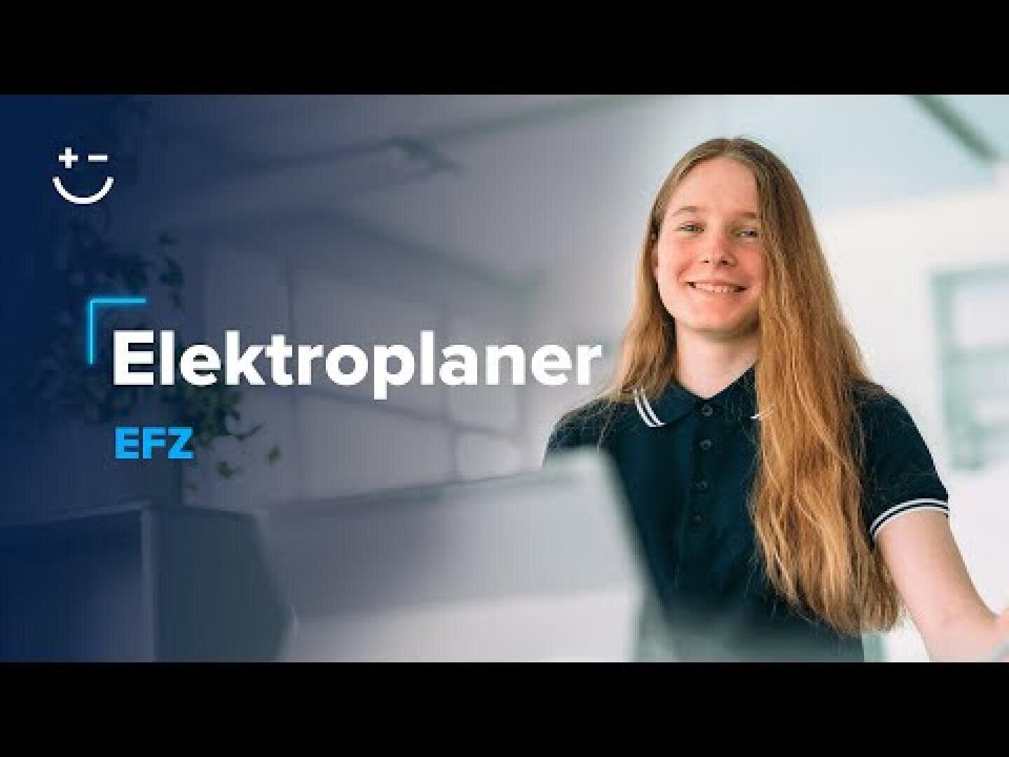 Eine junge Person mit langen Haaren steht lächelnd in einer Büroumgebung. Auf dem Bild erscheint der Schriftzug Elektroplaner EFZ, was auf einen Schwerpunkt in der Elektroplanung hinweist.
