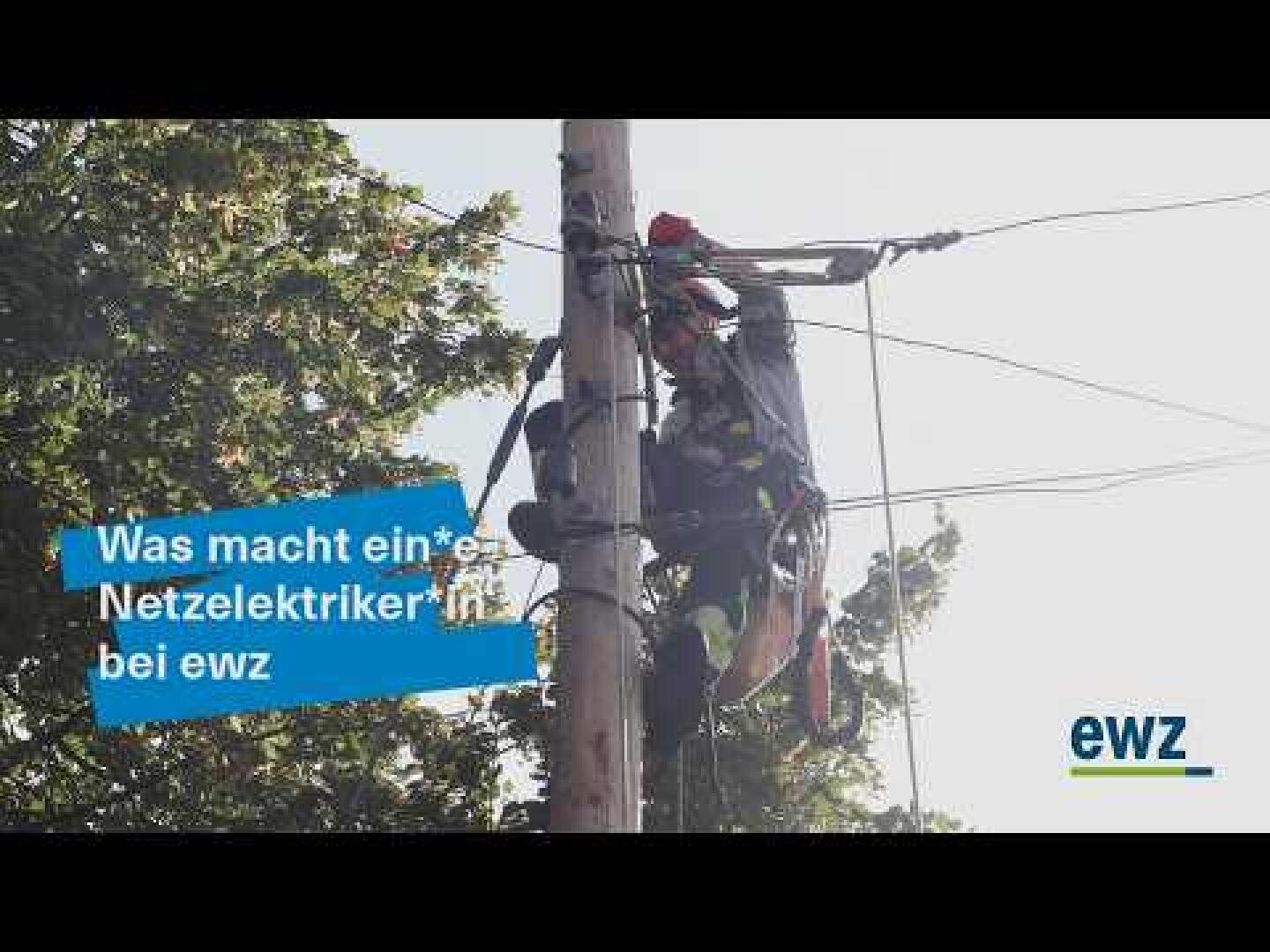 Ein Arbeiter mit Sicherheitsausrüstung klettert und arbeitet an einem Strommast mit Bäumen im Hintergrund. Der Text auf Deutsch lautet: Was macht ein* Netzelektriker*in bei ewz. Das ewz-Logo erscheint in der unteren rechten Ecke.