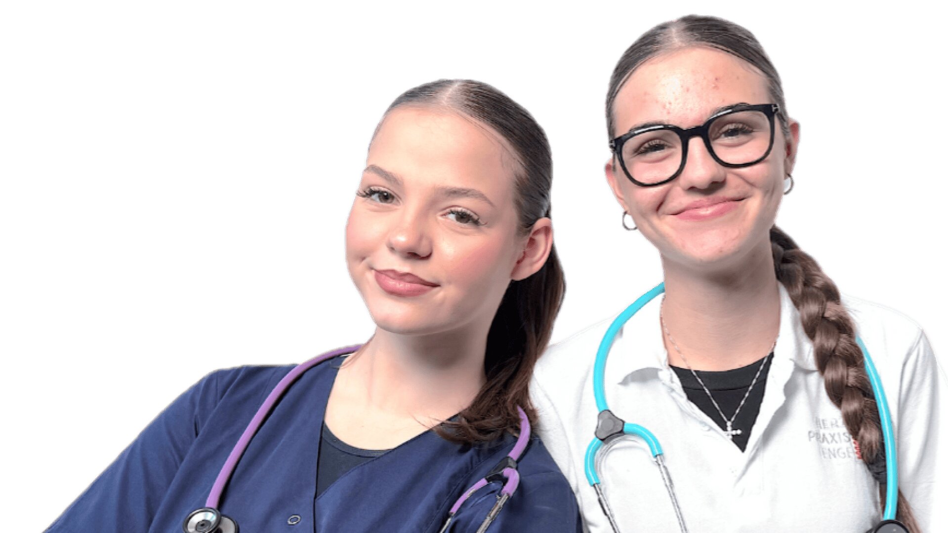 Zwei junge Frauen in Arztuniformen, eine im marineblauen OP-Kittel und die andere im weißen Kittel mit Brille, beide tragen Stethoskope und lächeln vor einem schlichten weißen Hintergrund.