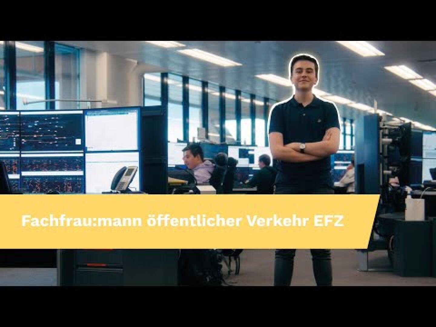 Eine Person steht selbstbewusst in einem Büro mit mehreren Computerbildschirmen und Mitarbeitern im Hintergrund. Auf einem gelben Banner am unteren Rand steht: Fachfrau:mann öffentlicher Verkehr EFZ.