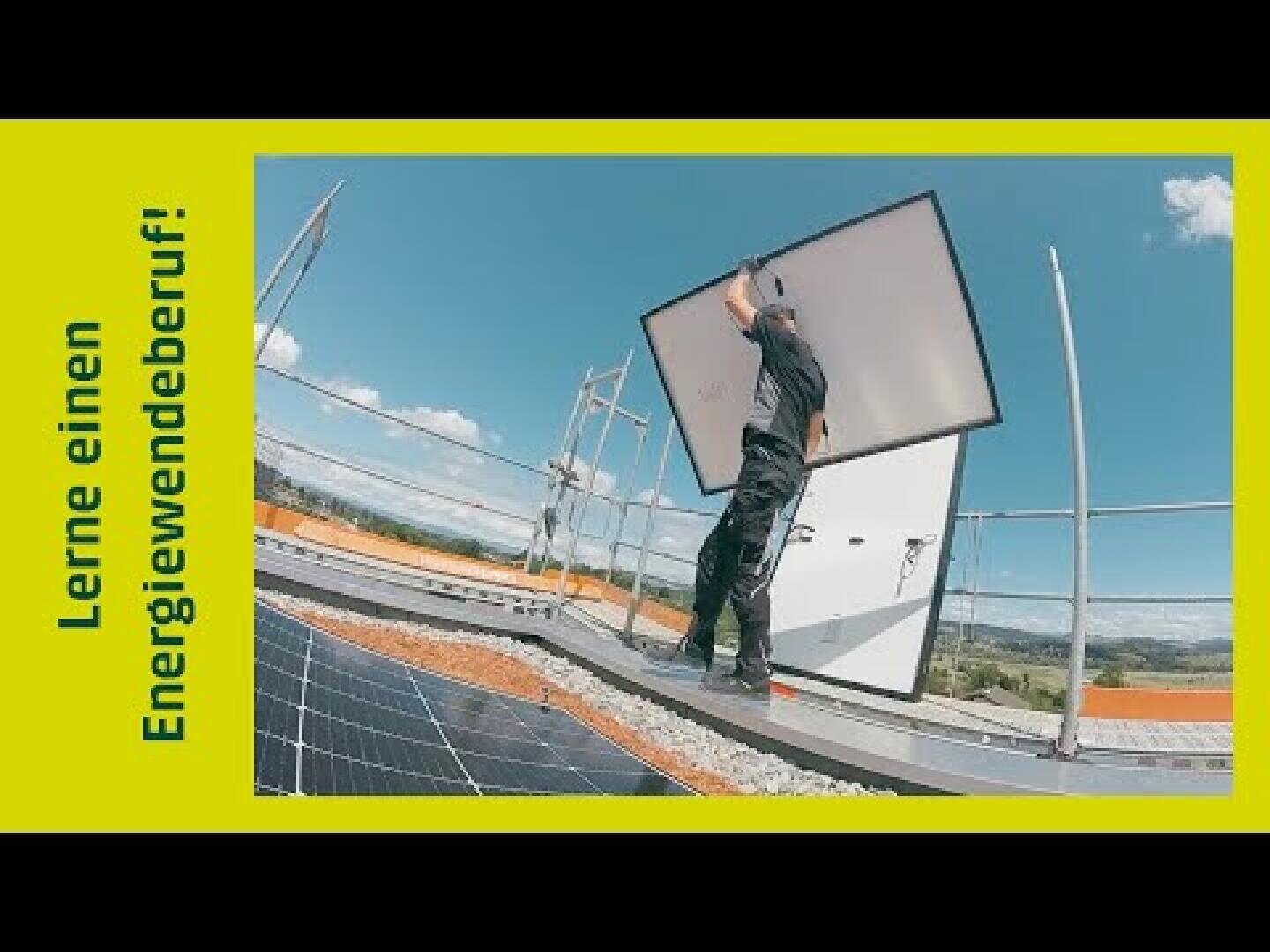 Eine Person installiert ein großes Solarmodul auf einem Dach. Auf einem gelben Rahmen mit deutschem Text steht: „Lerne einen Energiewendeberuf!“ Im Hintergrund sind ein blauer Himmel und eine Landschaft zu sehen, im Vordergrund sind Solarmodule zu erkennen.