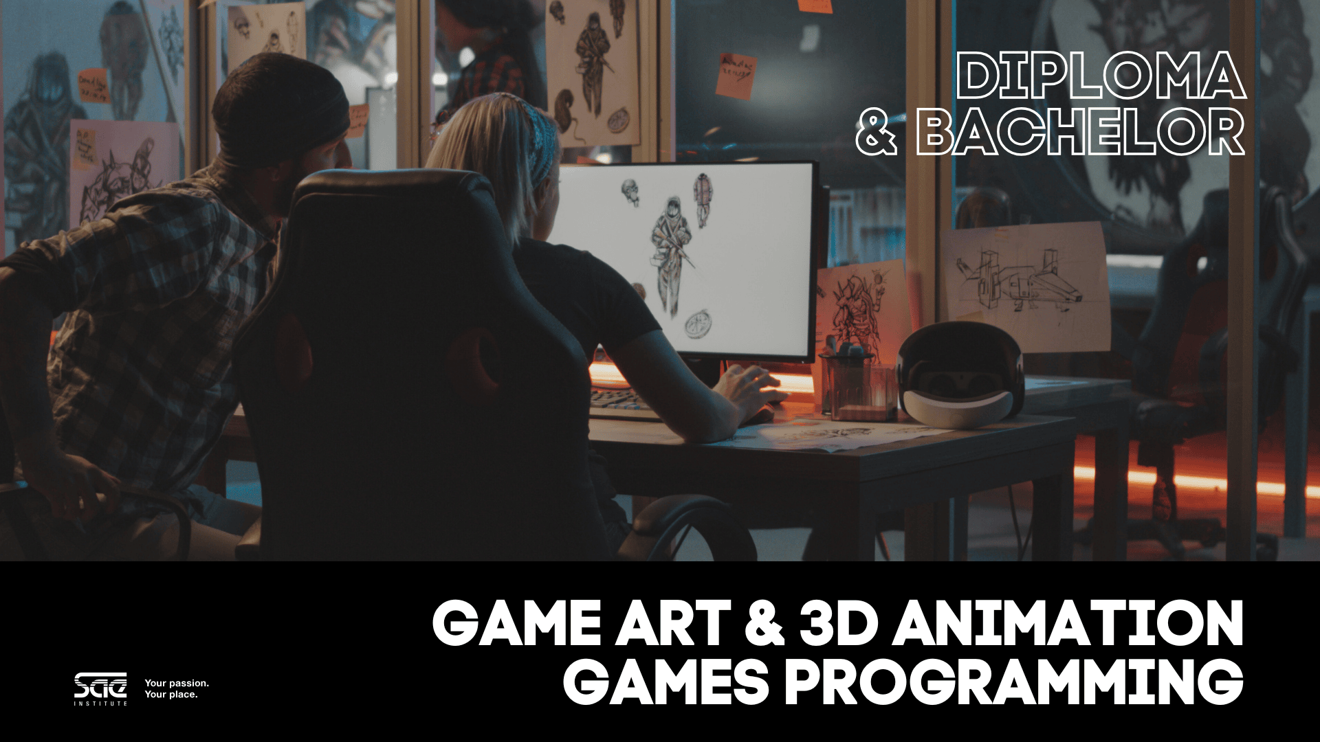 Zwei Personen sitzen an einem Schreibtisch in einem schwach beleuchteten Studio und arbeiten an einem Computer, der 3D-Charakterkunst anzeigt. Der Text lautet „Diplom & Bachelor“ und „Game Art & 3D-Animationsspiele-Programmierung“.