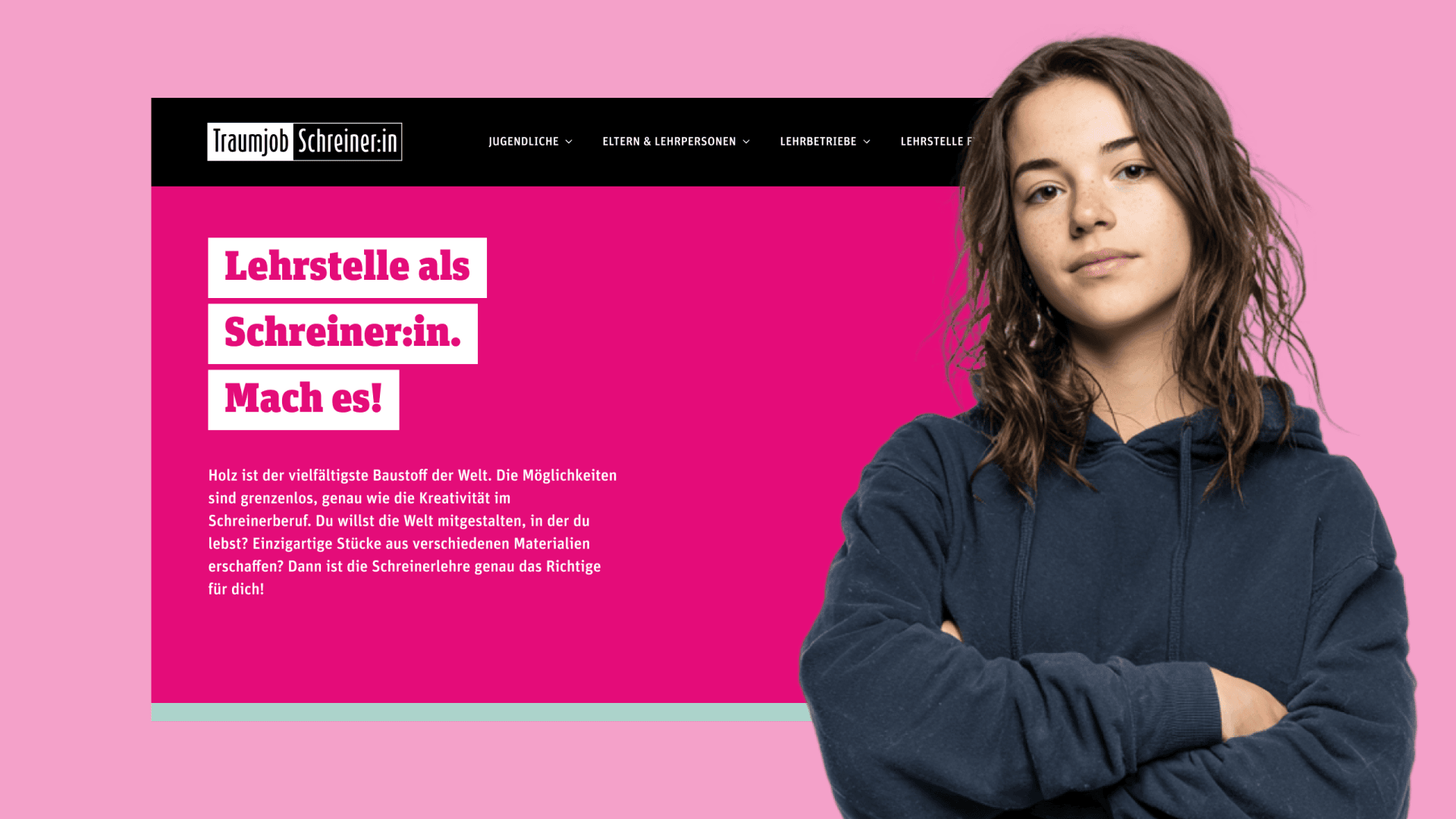 Eine selbstbewusste junge Frau mit langen Haaren steht mit verschränkten Armen neben einer leuchtend pinkfarbenen Anzeige, die für eine Ausbildung zum Tischler in Deutschland wirbt und auf einer modernen Website-Oberfläche mit auffälligem weißem und magentafarbenem Text gestaltet ist.