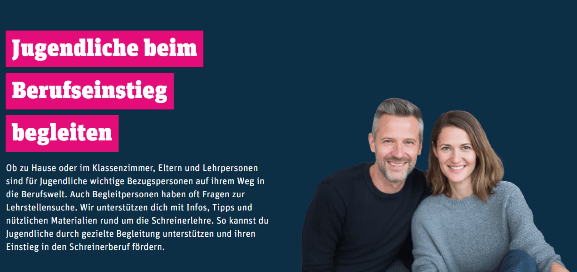 Ein lächelnder Mann und eine lächelnde Frau sitzen gemeinsam vor einem dunkelblauen Hintergrund; daneben ist ein deutscher Text zu sehen, in dem es darum geht, Jugendliche beim Einstieg in einen Beruf in der Holzverarbeitung zu unterstützen.