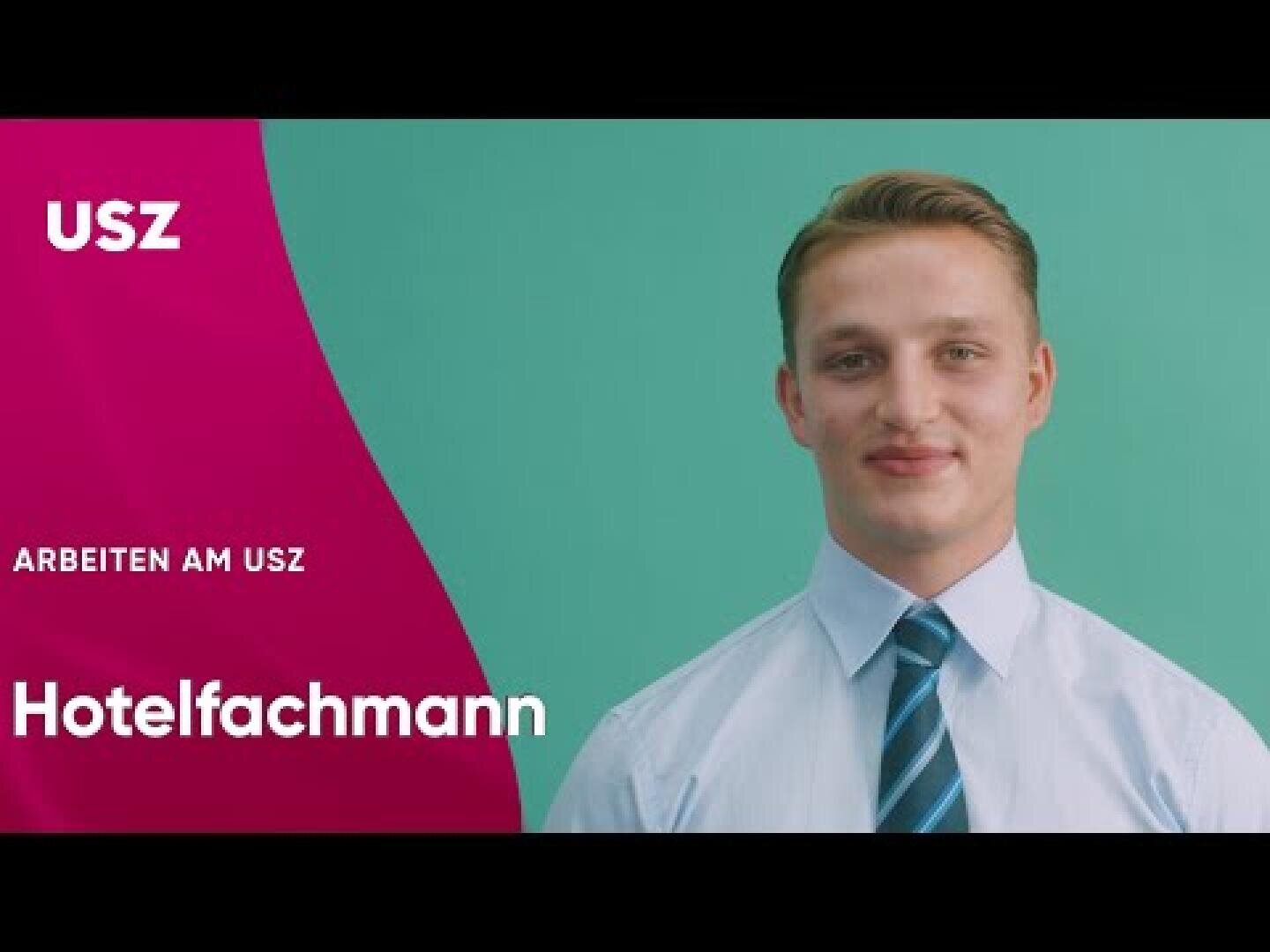 Ein junger Mann in einem hellblauen Hemd und gestreifter Krawatte steht vor einem blaugrünen Hintergrund. Auf der linken Seite steht auf einem magentafarbenen Feld der Text: USZ ARBEITEN AM USZ Hotelfachmann.