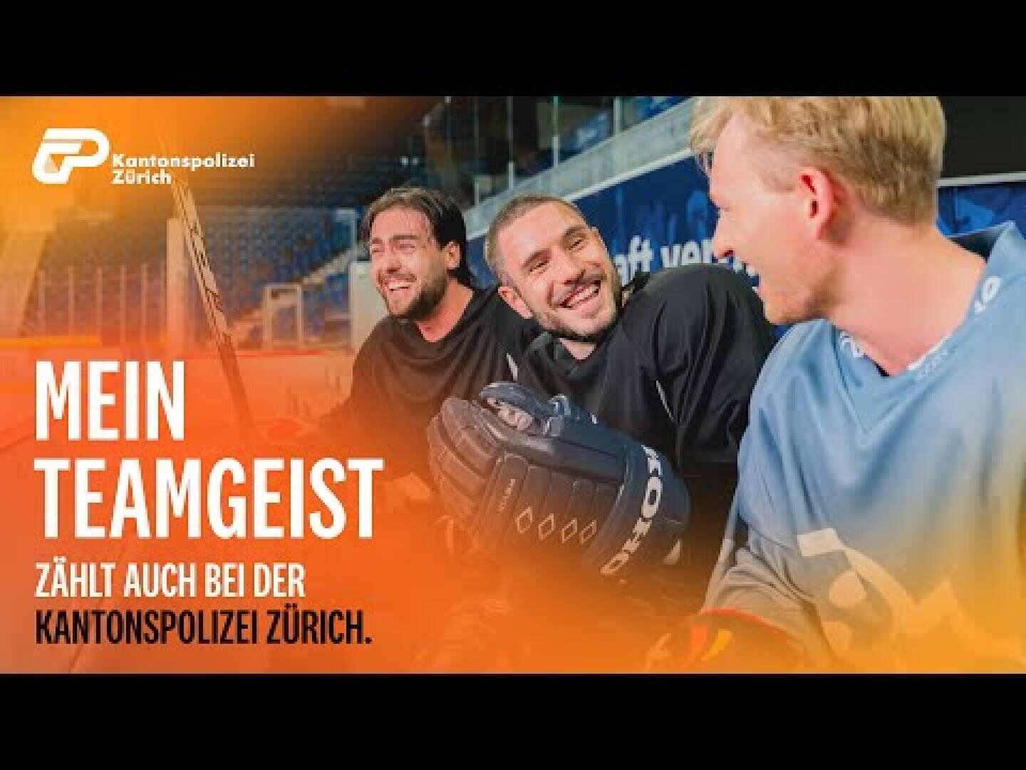 Drei Männer in Eishockeyausrüstung sitzen lächelnd auf einer Bank. Ein orangefarbener Schriftzug mit deutschem Text wirbt für Teamarbeit bei der Kantonspolizei Zürich. Das Logo der Zürcher Polizei befindet sich in der oberen linken Ecke.