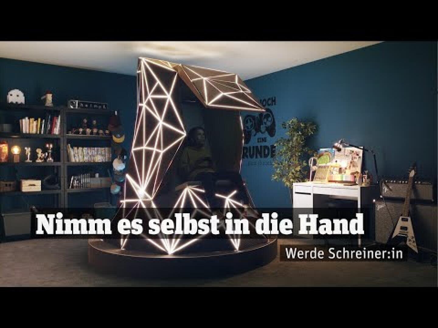 Eine Person sitzt in einem modernen Raum in einer geometrischen, beleuchteten Holzkonstruktion. Der Text auf Deutsch lautet: Nimm es selbst in die Hand. Werde Schreiner:in.