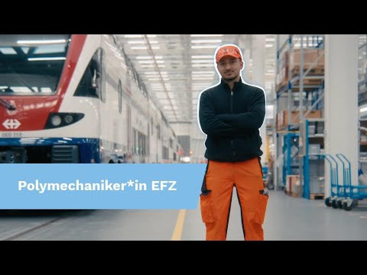 Eine Person in orangefarbener Arbeitskleidung und mit Mütze steht mit verschränkten Armen in einer hell erleuchteten Bahnunterhaltsanlage. Der Text lautet Polymechaniker*in EFZ. Im Hintergrund sind ein moderner Zug und Industrieregale zu sehen.