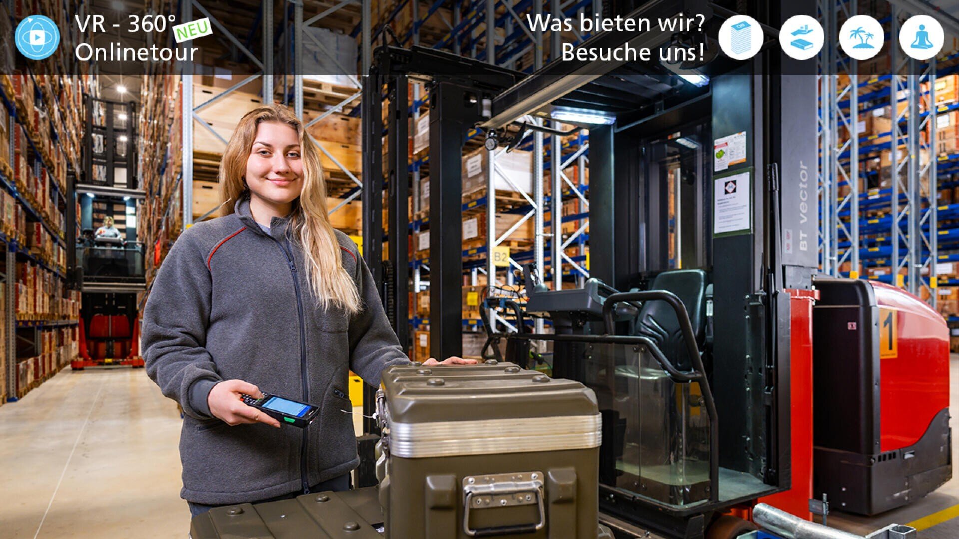 Eine Frau in einem Lagerhaus steht an einer großen Kiste, hält ein Scannergerät und lächelt in die Kamera. Hinter ihr stehen ein Gabelstapler und hohe Regale voller Kisten. Am oberen Rand des Bildes erscheinen Informationssymbole und Text.