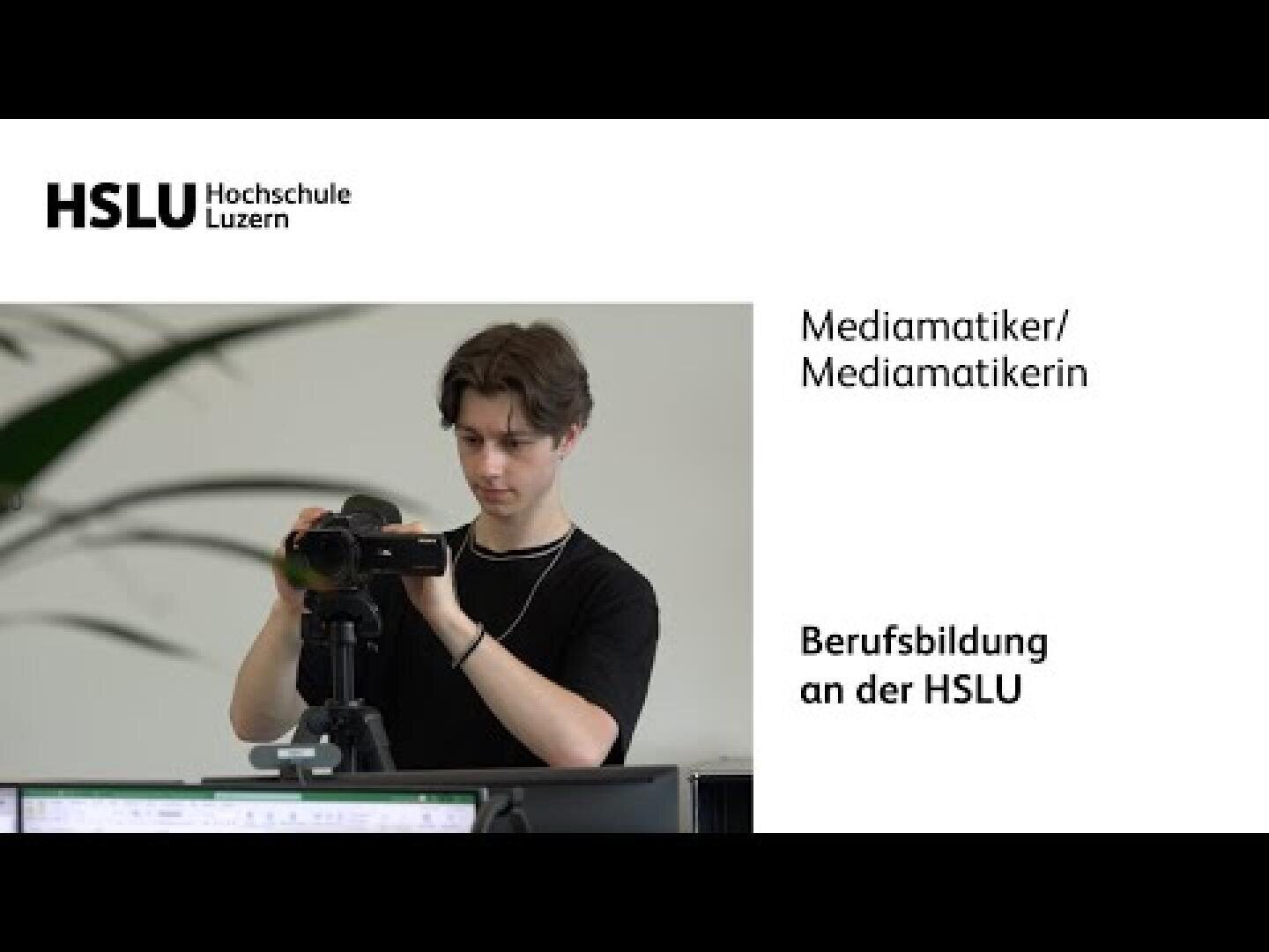 Ein junger Mensch bedient eine Videokamera in einem Haus. Der Text auf dem Bild lautet: HSLU Hochschule Luzern, Mediamatiker/Mediamatikerin, Berufsbildung an der HSLU.