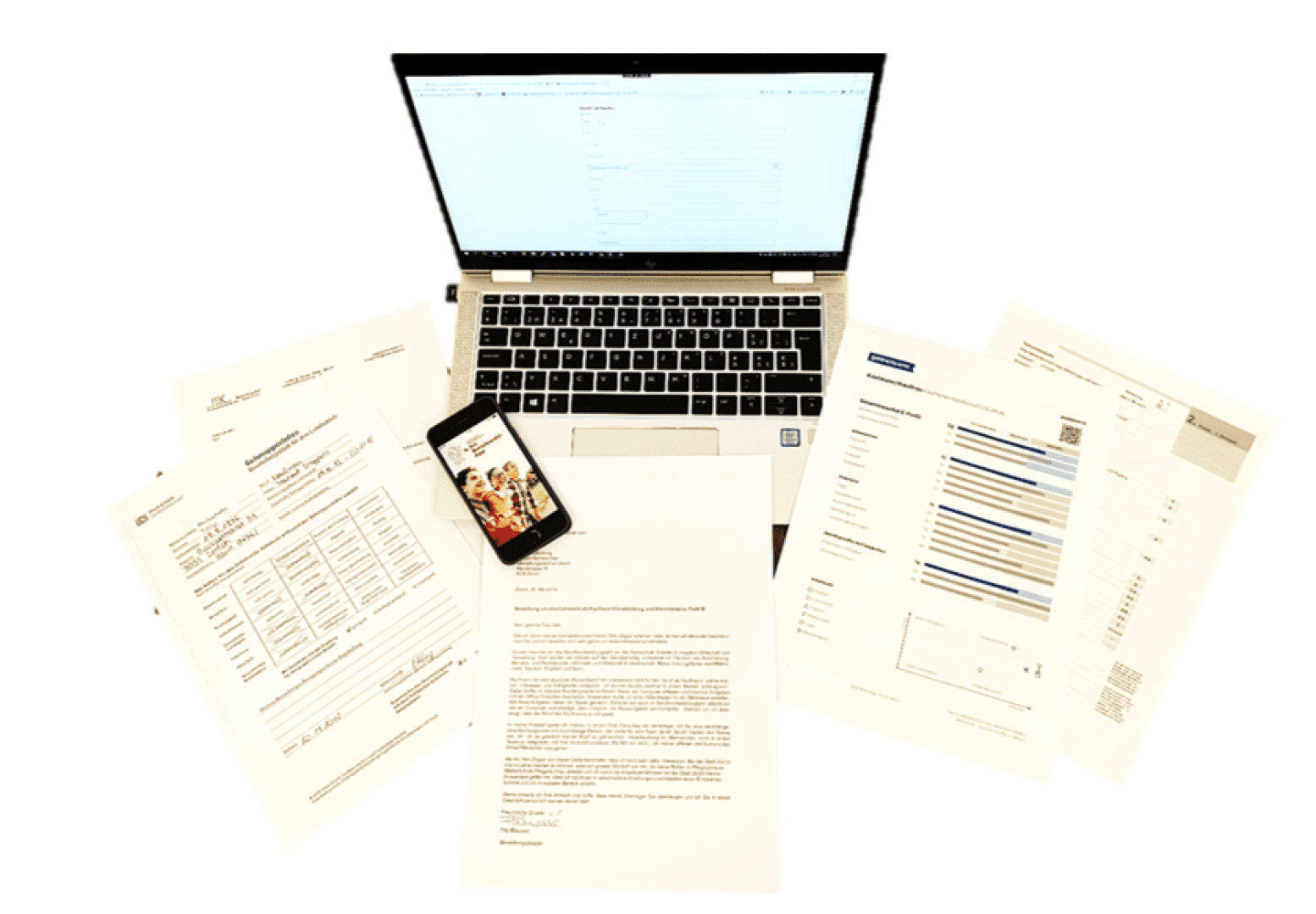 Ein Laptop mit einem geöffneten Dokument auf dem Bildschirm ist umgeben von verschiedenen gedruckten Papieren, einem Brief, Finanzberichten und einem Smartphone, das ein Bild anzeigt, die alle auf einer weißen Fläche liegen.