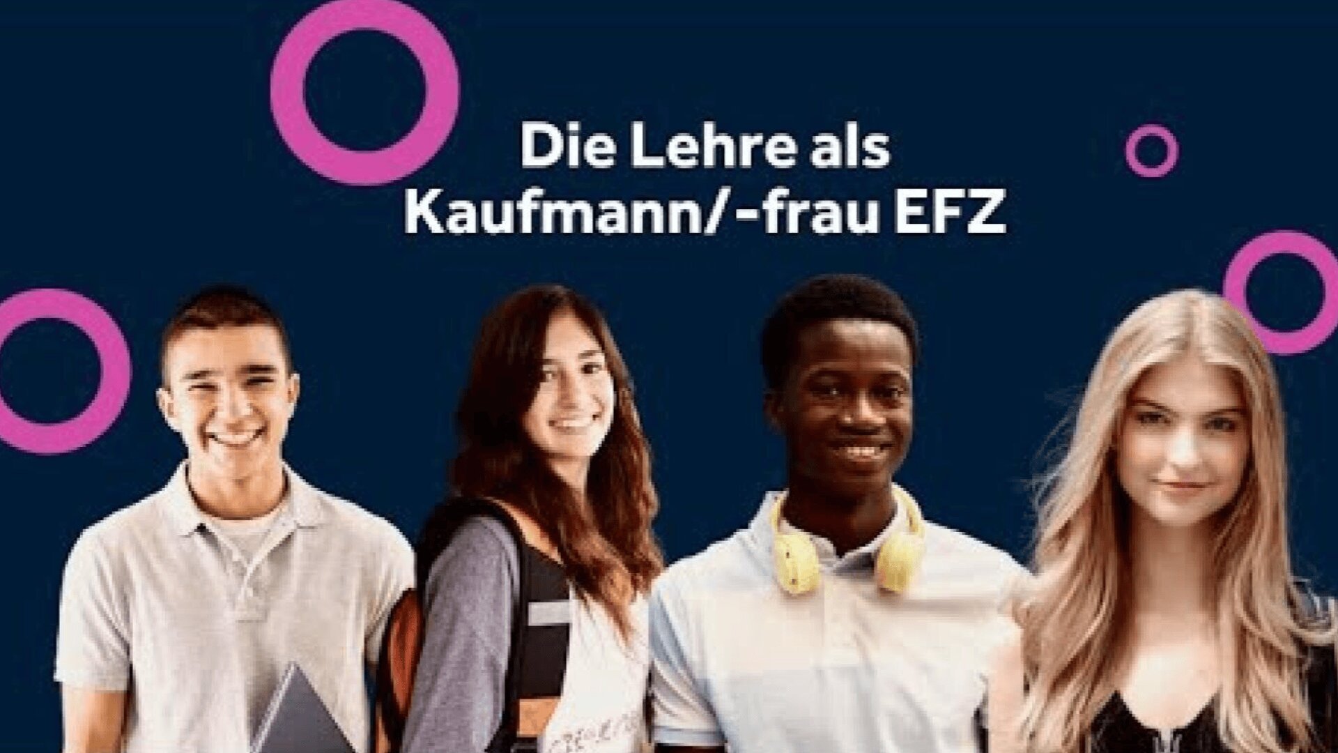Vier lächelnde junge Menschen stehen vor einem dunkelblauen Hintergrund mit rosa Kreisen. Der Text über ihnen lautet: Die Lehre als Kaufmann/-frau EFZ.