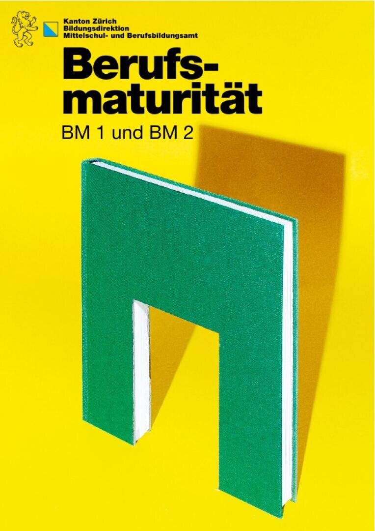 Ein Buch mit einem großen rechteckigen Ausschnitt steht aufrecht auf gelbem Hintergrund. Der Text darüber lautet Berufsmaturität BM 1 und BM 2 mit Logos und Infos für die Bildungsdirektion des Kantons Zürich.