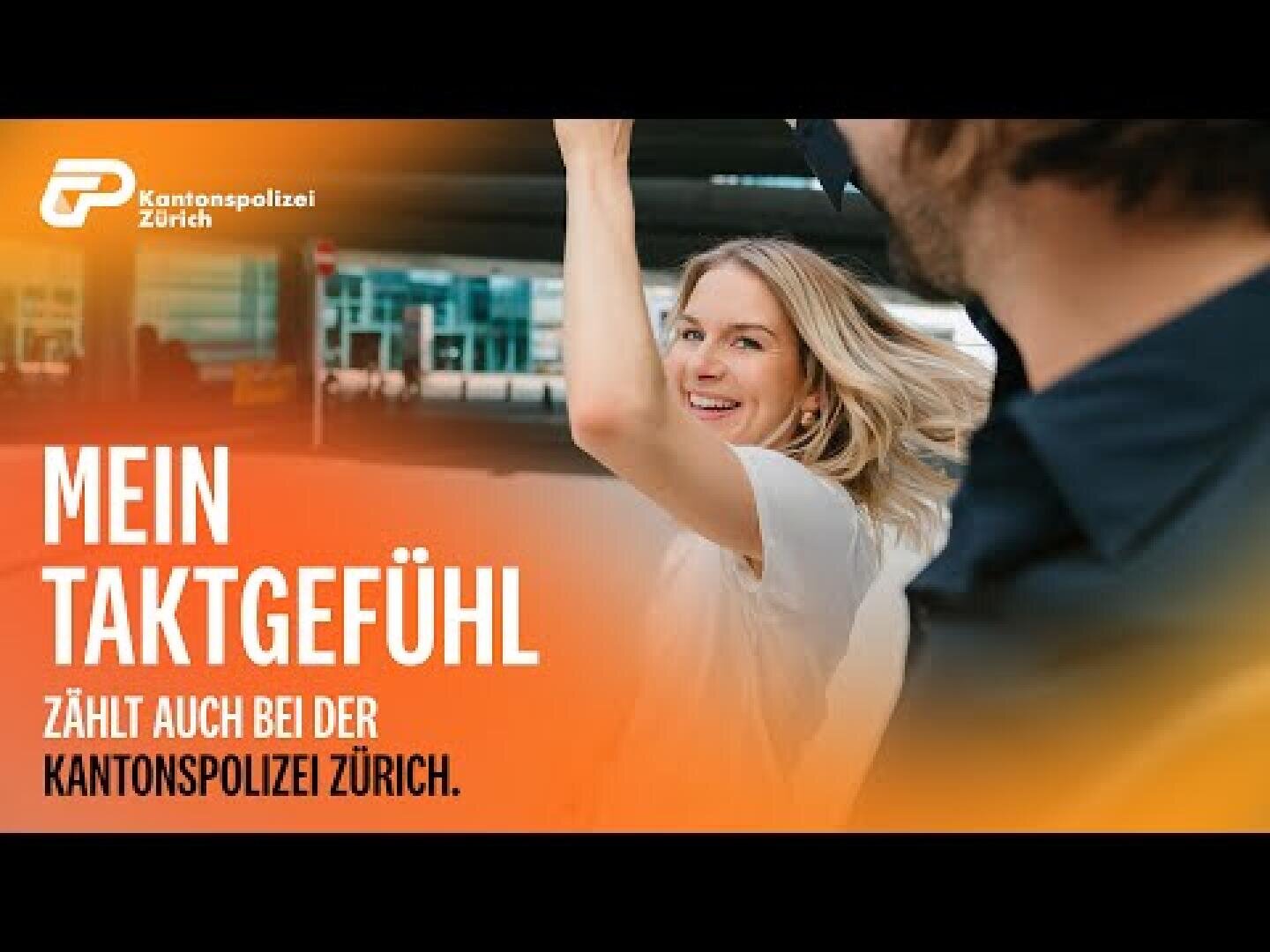 Eine lächelnde Frau winkt, während sie neben einem Mann steht. Der Text lautet: Mein Taktgefühl zählt auch bei der Kantonspolizei Zürich. In der linken oberen Ecke erscheint das Logo der Kantonspolizei Zürich auf orangem Hintergrund.