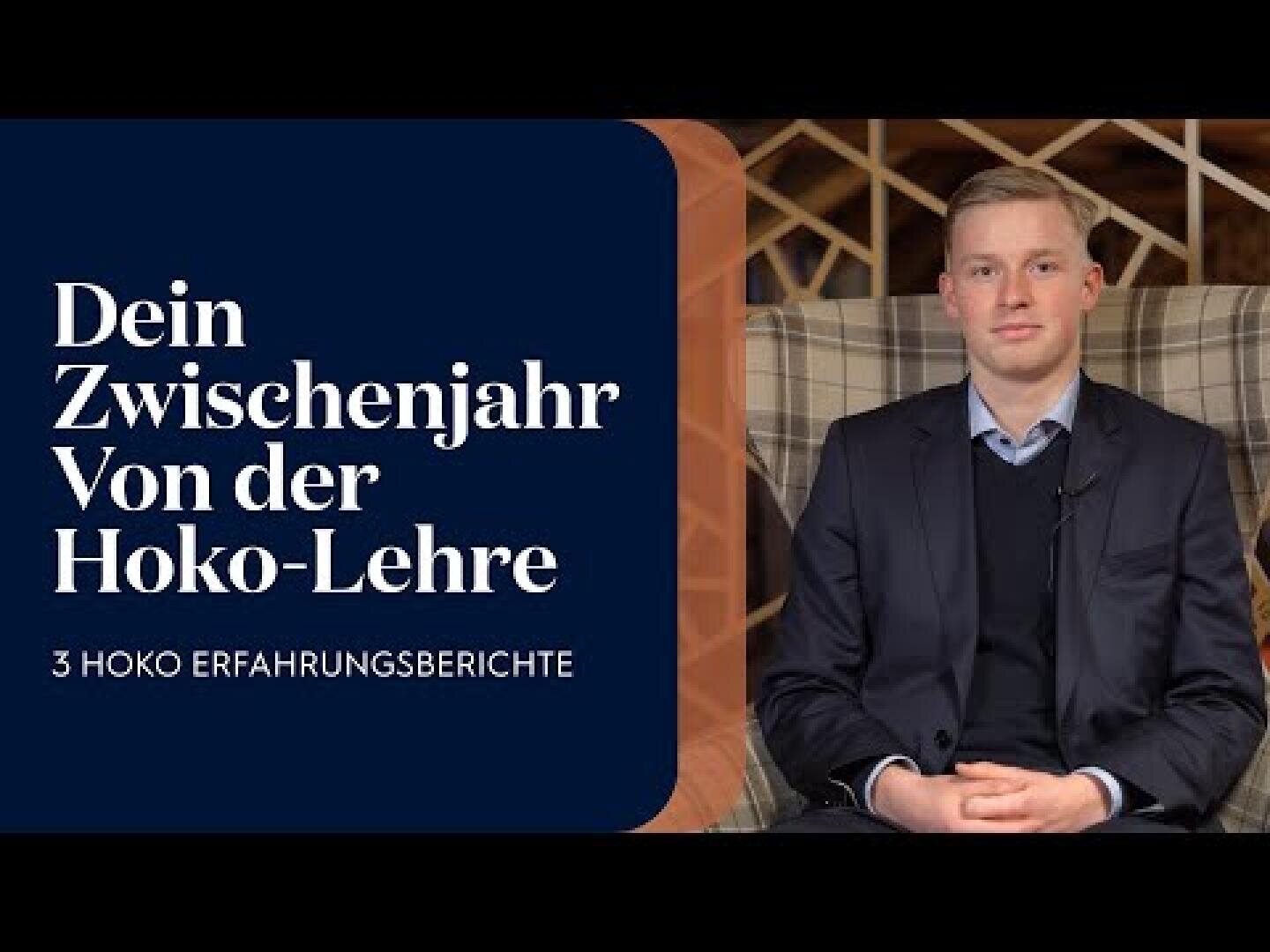 Ein Mann im Anzug sitzt auf einem Stuhl. Neben ihm steht auf Deutsch: „Dein Zwischenjahr – Von der Hoko-Lehre. 3 Hoko-Erfahrungsberichte.“.