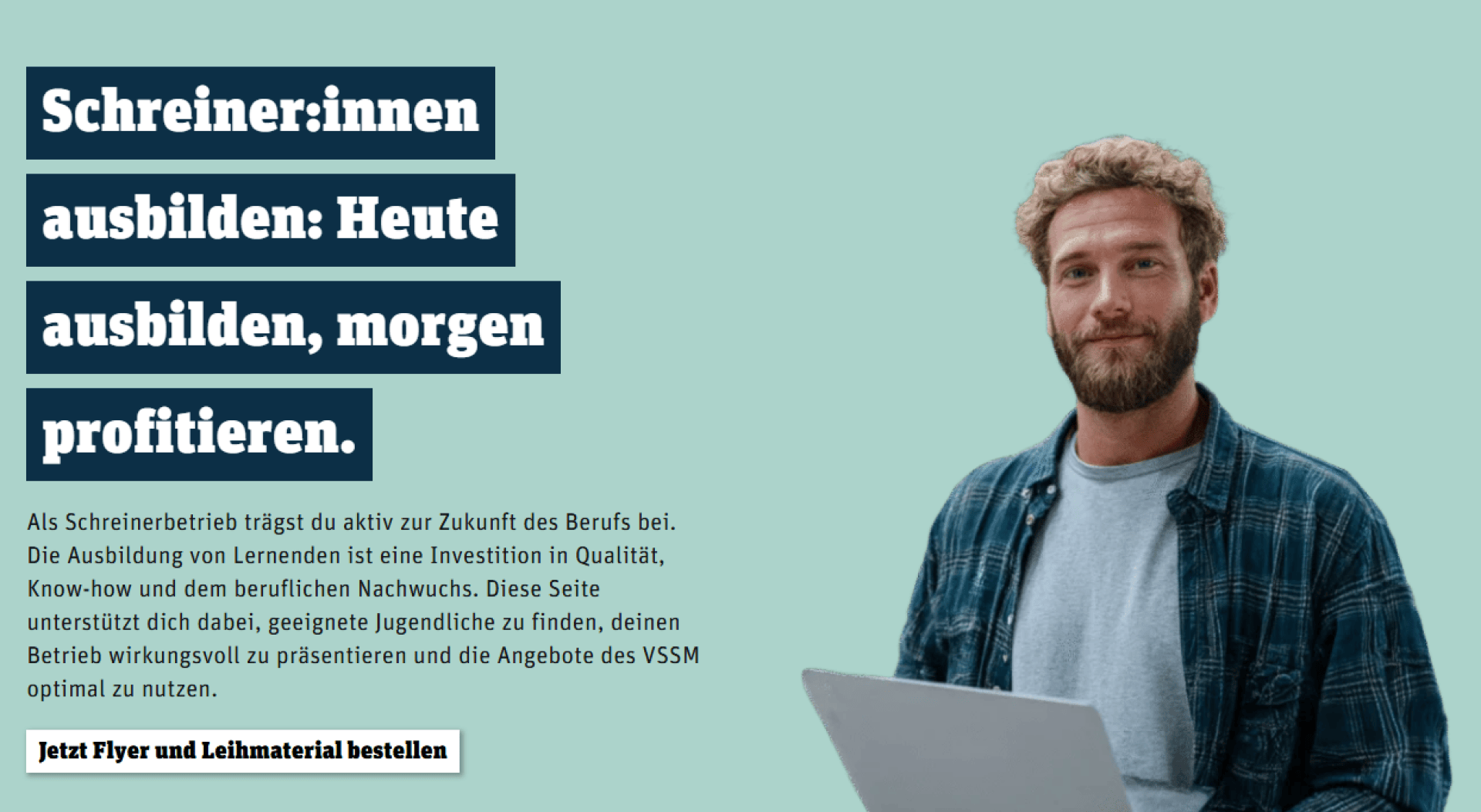 Neben einem deutschen Text, der für die Ausbildung zum Zimmermann wirbt und die Leser dazu einlädt, Flyer und Informationsmaterial zu bestellen, steht ein bärtiger Mann mit einem Laptop in der Hand.