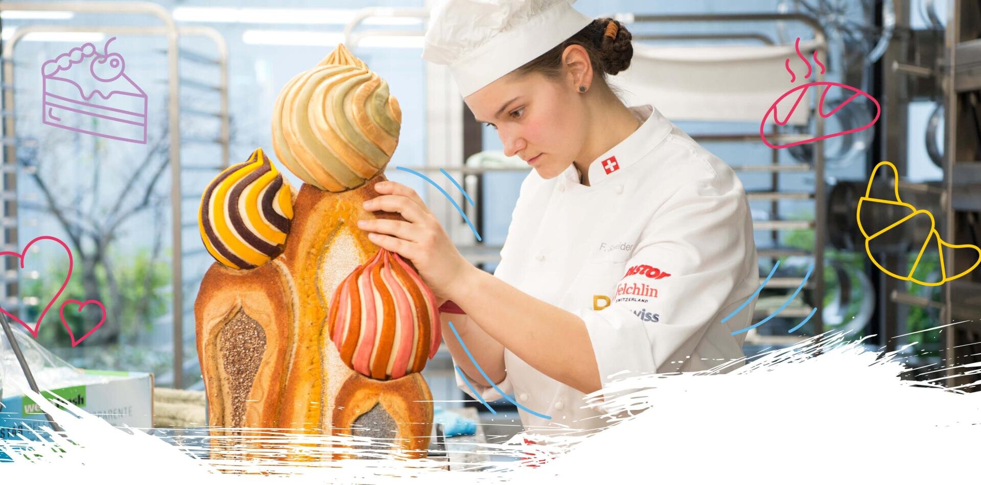 Ein Konditor in weißer Uniform und Mütze dekoriert in einer professionellen Küche sorgfältig ein großes, kunstvolles Gebäck mit bunten Strudeln, umgeben von verspielten illustrierten Bäckereisymbolen.